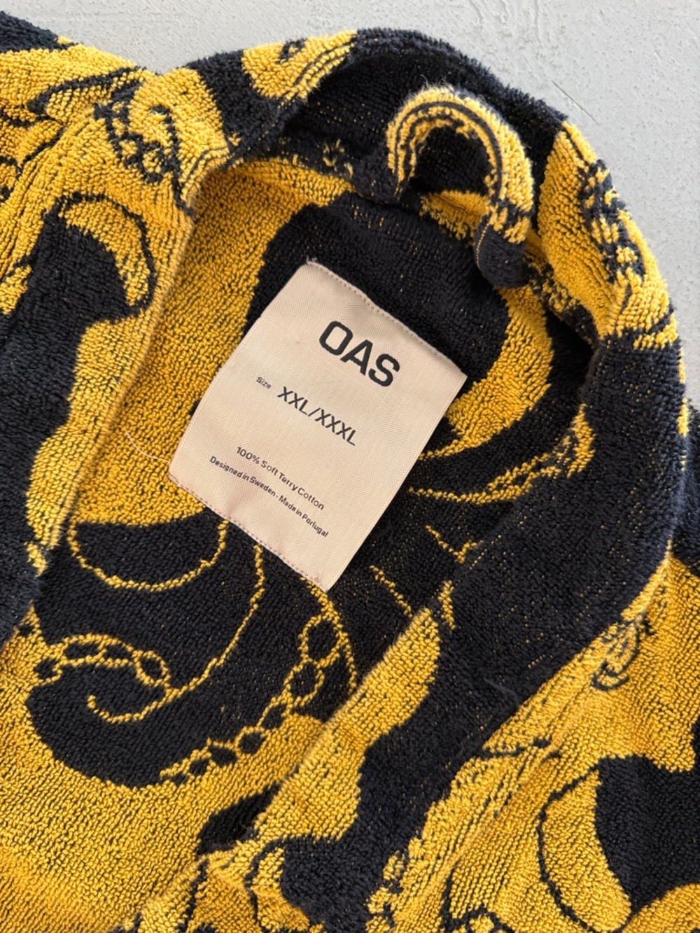 OAS Black and Yellow Octopus Print Mens Robe - Picture 2 of 4